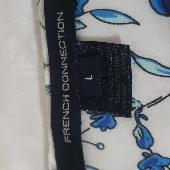 French Connection. Blues & White Floral Top' Raglan 3/4 Sleeves; Scoop Neck. EUC - Picture 7 of 12